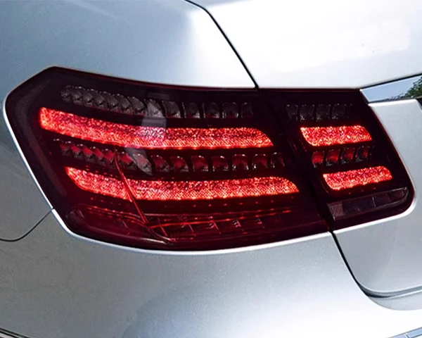 右側テールランプ交換 メモ（メルセデス・ベンツ Eクラス セダン・W212