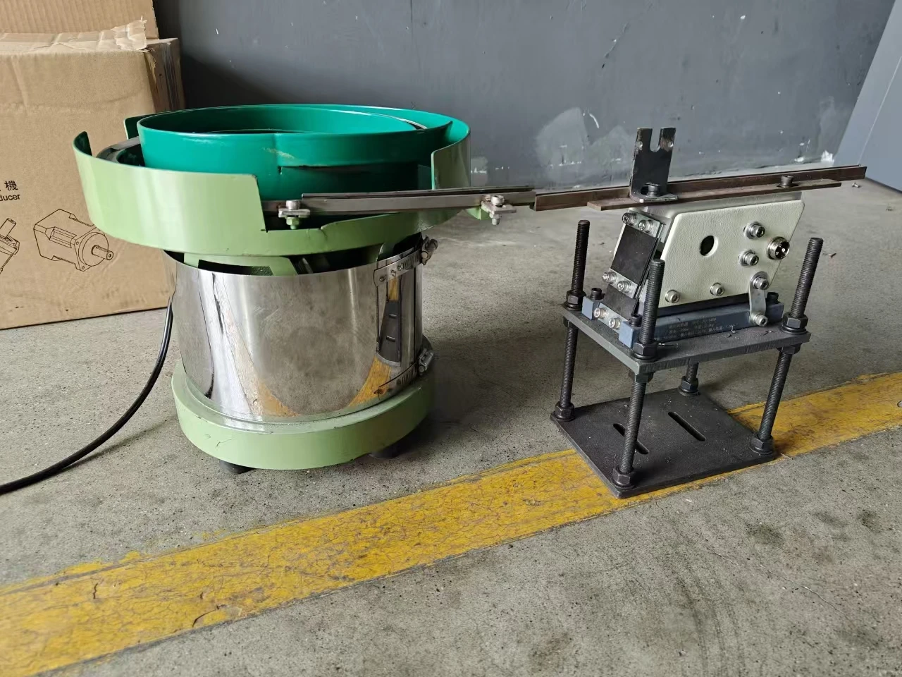Small Vibratory Bowl Feeder with Linear Vibratory for Little Accessories Bottle Cap Feeder