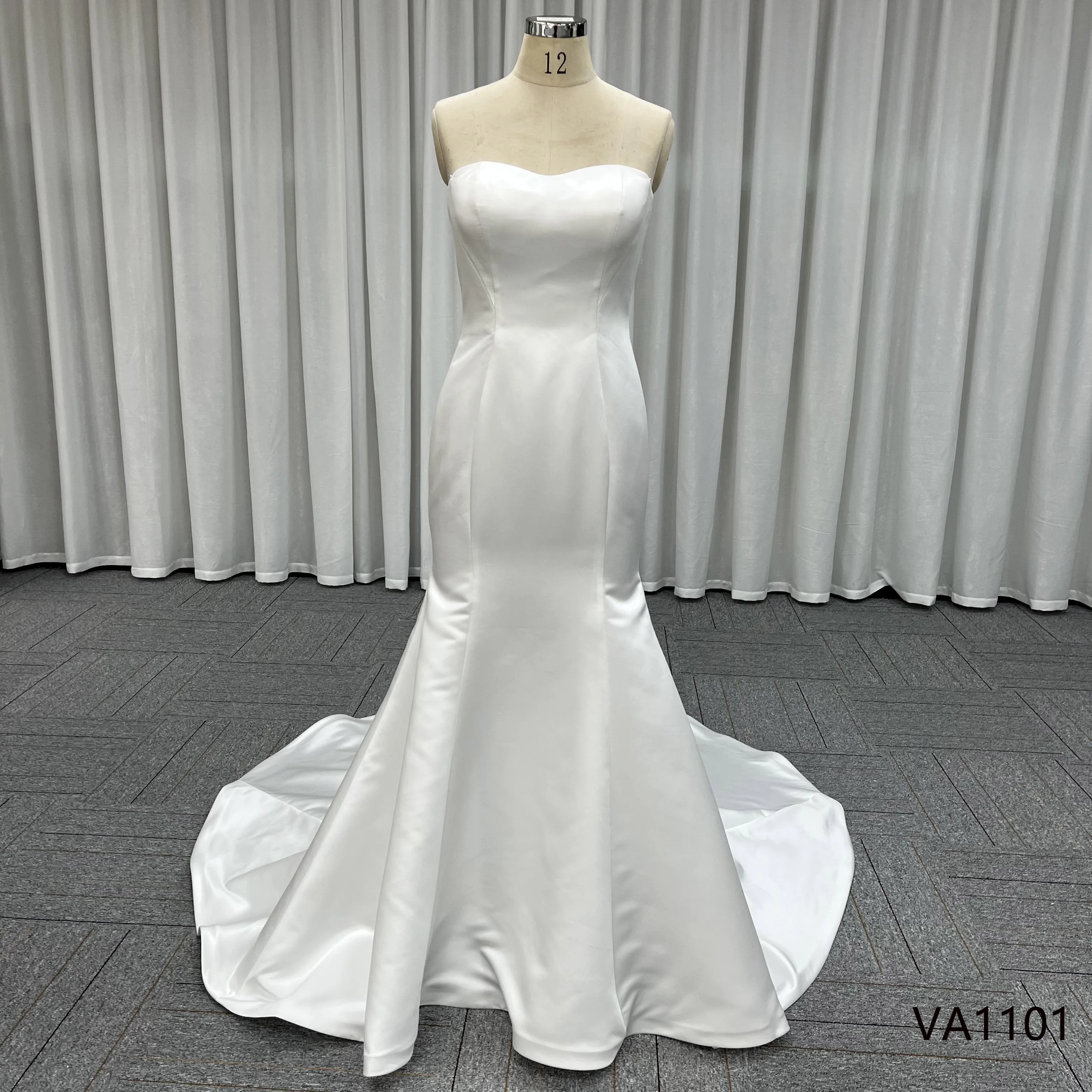 Modest Style Bridal Women Lady Elegant off Shoulder Satin Ball Classy Gown Wedding Dress for Bride