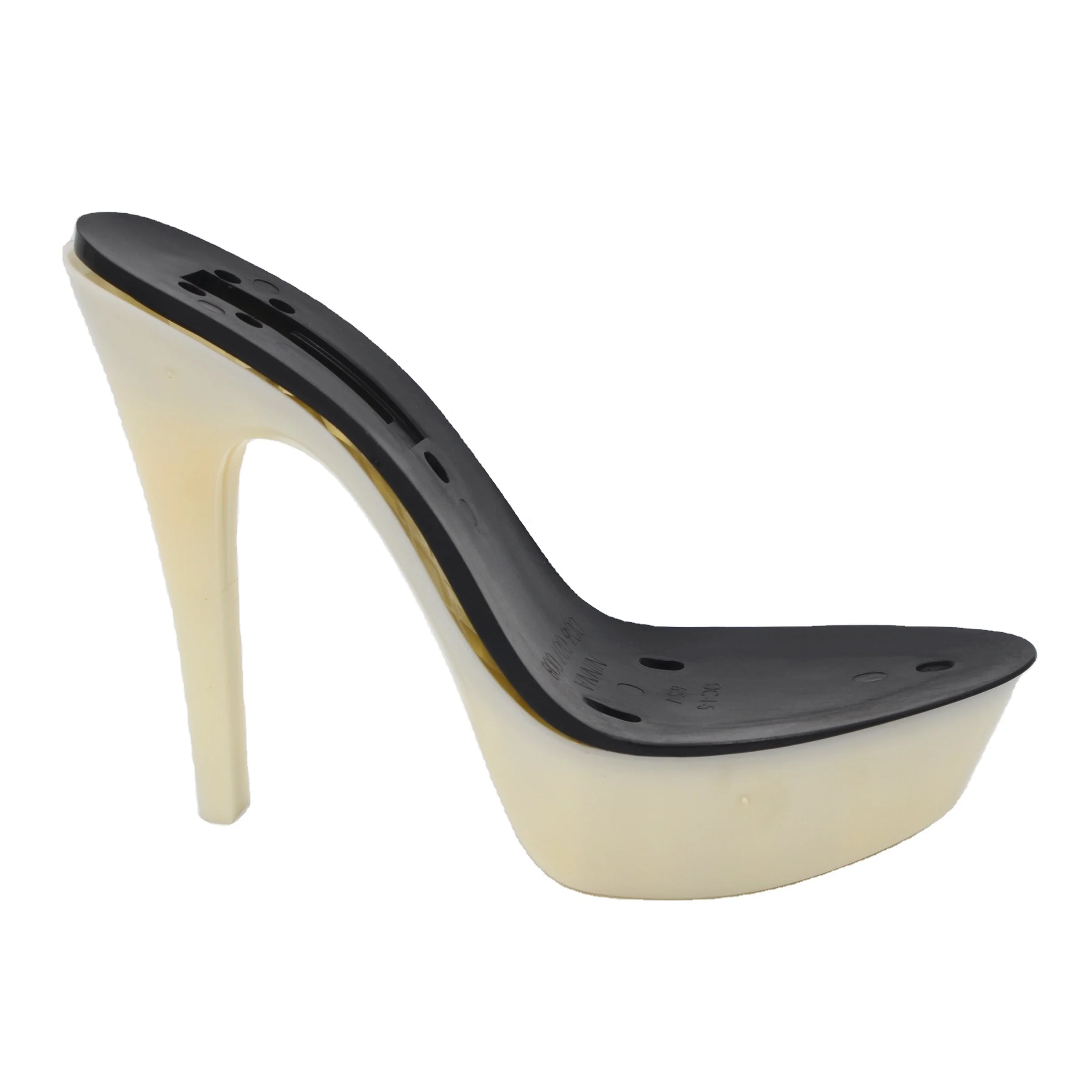 Los tacones de plástico que usabas de niña, ¡vuelven a coronarse como una  tendencia! | Glamour