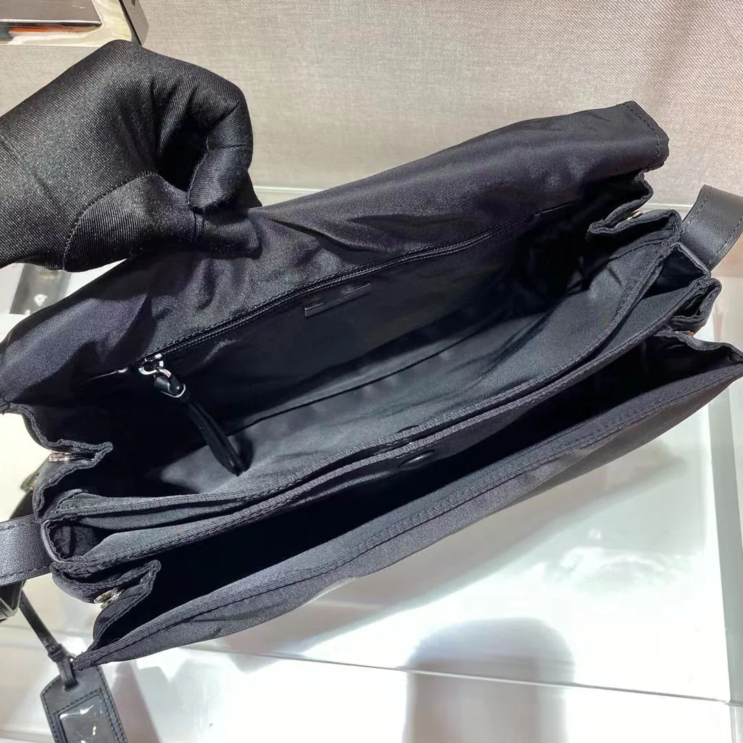 Fashionable Men's Single-shoulder Bag, Lightweight and Large-capacity Men's Clutch Bag