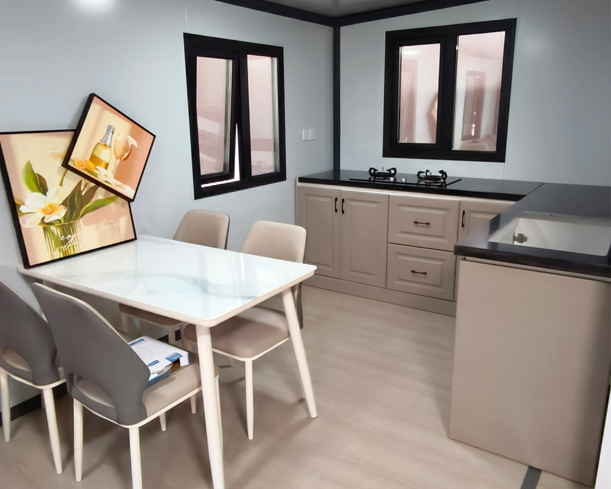 20FT Prefab Expandable Container House 2 Bedroom 1 Bathroom Metal Carved Board Sandwich Panel for Shop Warehouse Toilet Hospital