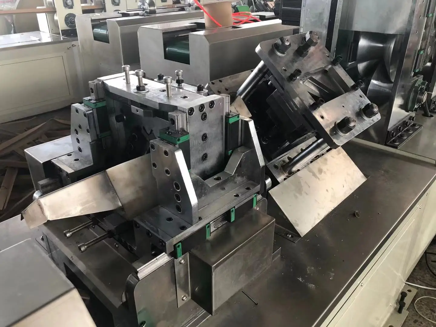 High Speed Kraft Paper Edge Board Punching Cutter Machine Paper Angle V Corner Edge Protectors Making Machine