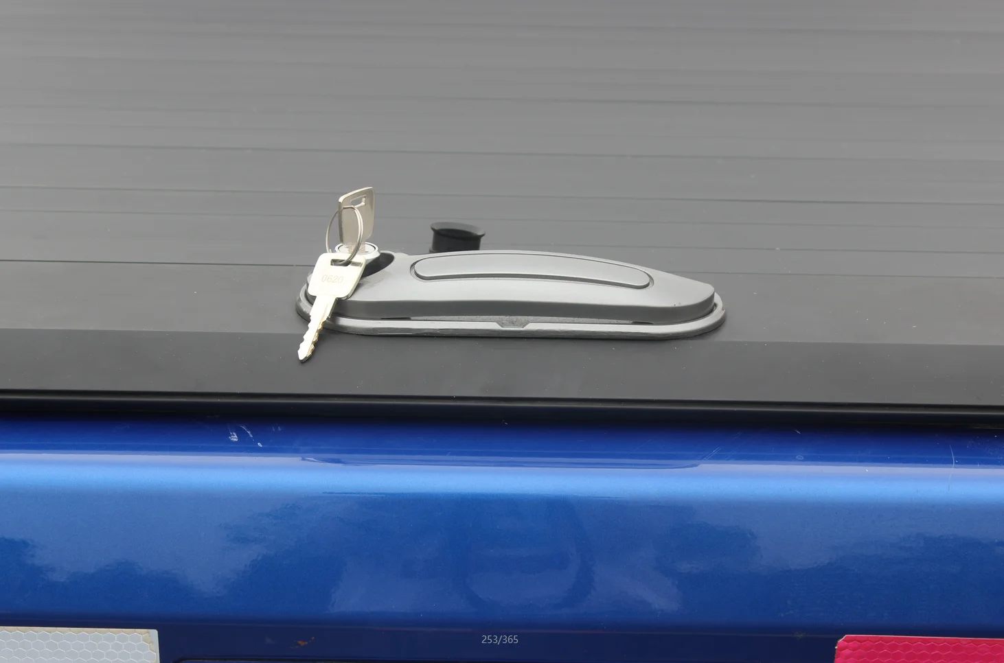 4x4 Pickup Truck Roller Lid Shutters in Black Matt Color for Hilux Vigo with Lock and Led Light Trunk Top Cover Hard Canopy