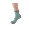 Verde con bloques de color y cordones.