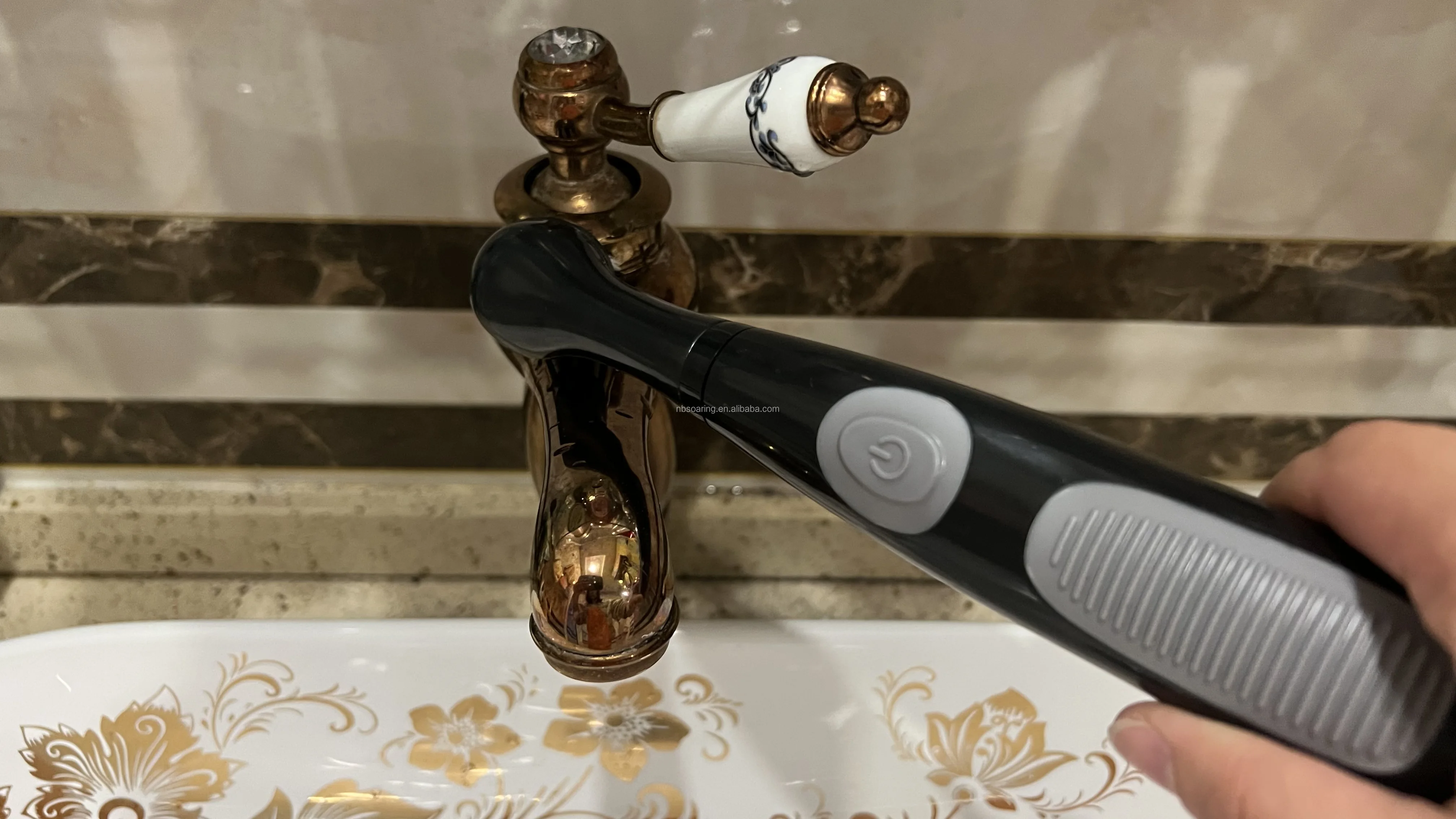 New Arrival Rechargeable Scrubber Brush Kit Sonic Scrubber With 3 Replacement Oscillating