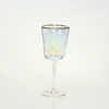 Copa de vino tinto colorida con diseño triangular de Phnom Penh.