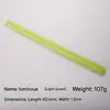 Bacchette verde chiaro che si illuminano al buio