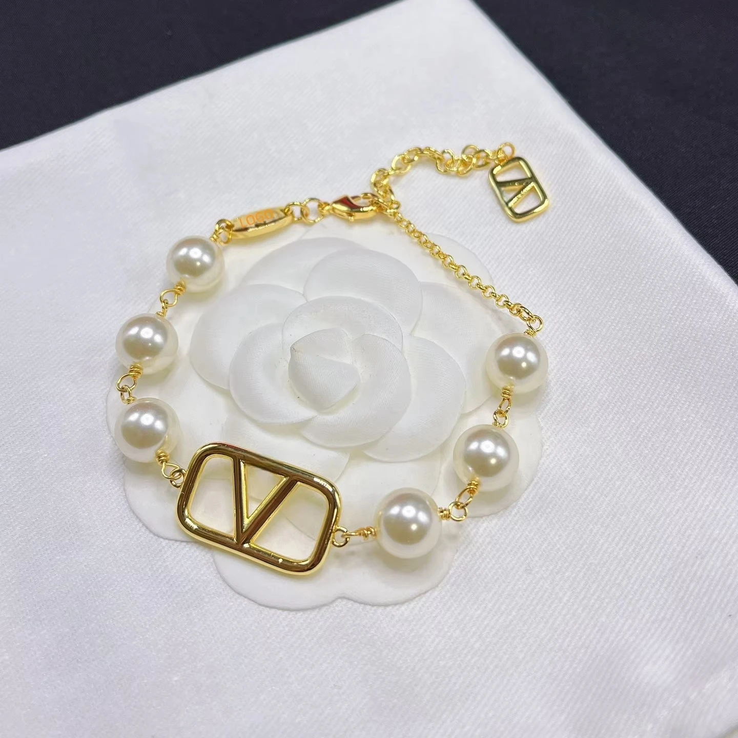 High Quality Famous Brand Style Luxury Jewelry 18K Gold Plated Designer  Pearl Bracelets Necklace Jewelry Sets Luxury Catalog