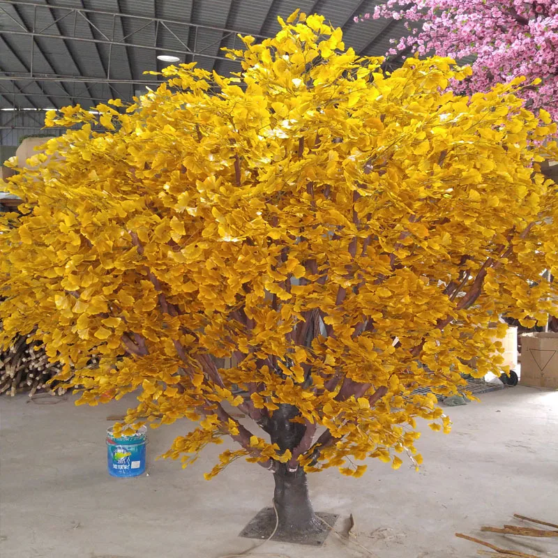 Albero bonsai artificiale arancione in ristorante giapponese con