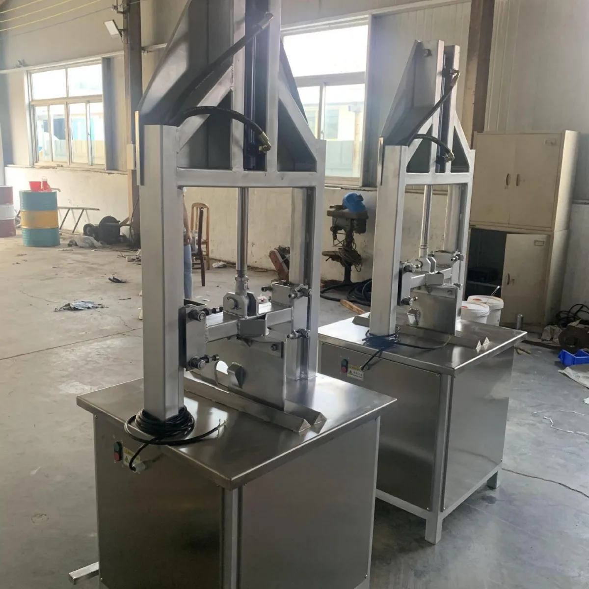 Automatic Sheep Head Cutter Machine Hydraulic Cow Head Halves Splitter Cutter Slaughterhouse Pig Head Splitting Machine