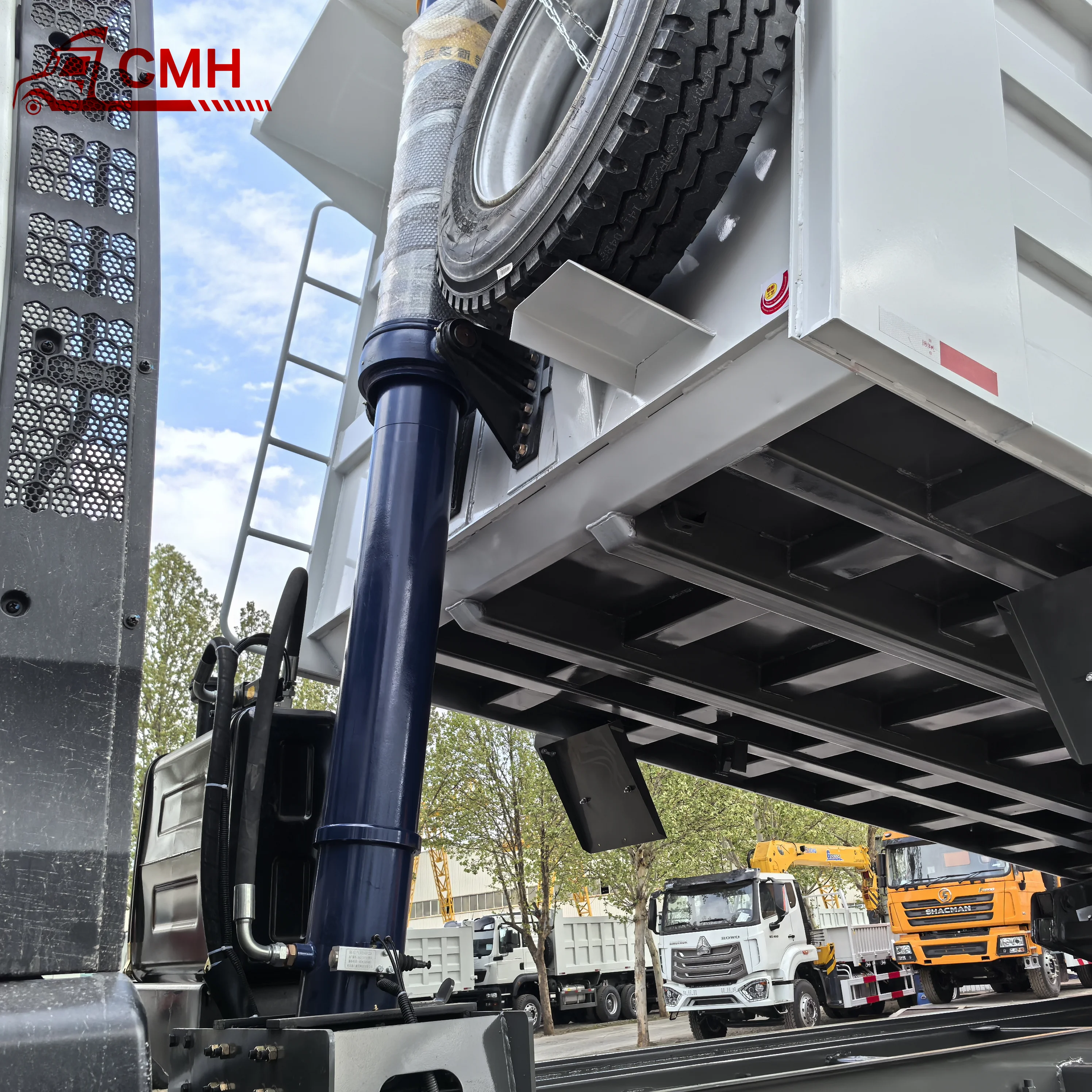 Wholesale HOWO TX Brand 380 400Hp  Sinotruck Loader Mini China 8*4 Dump Trucks for Sale manufacture