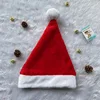 Cappello in peluche rosso a forma di palla