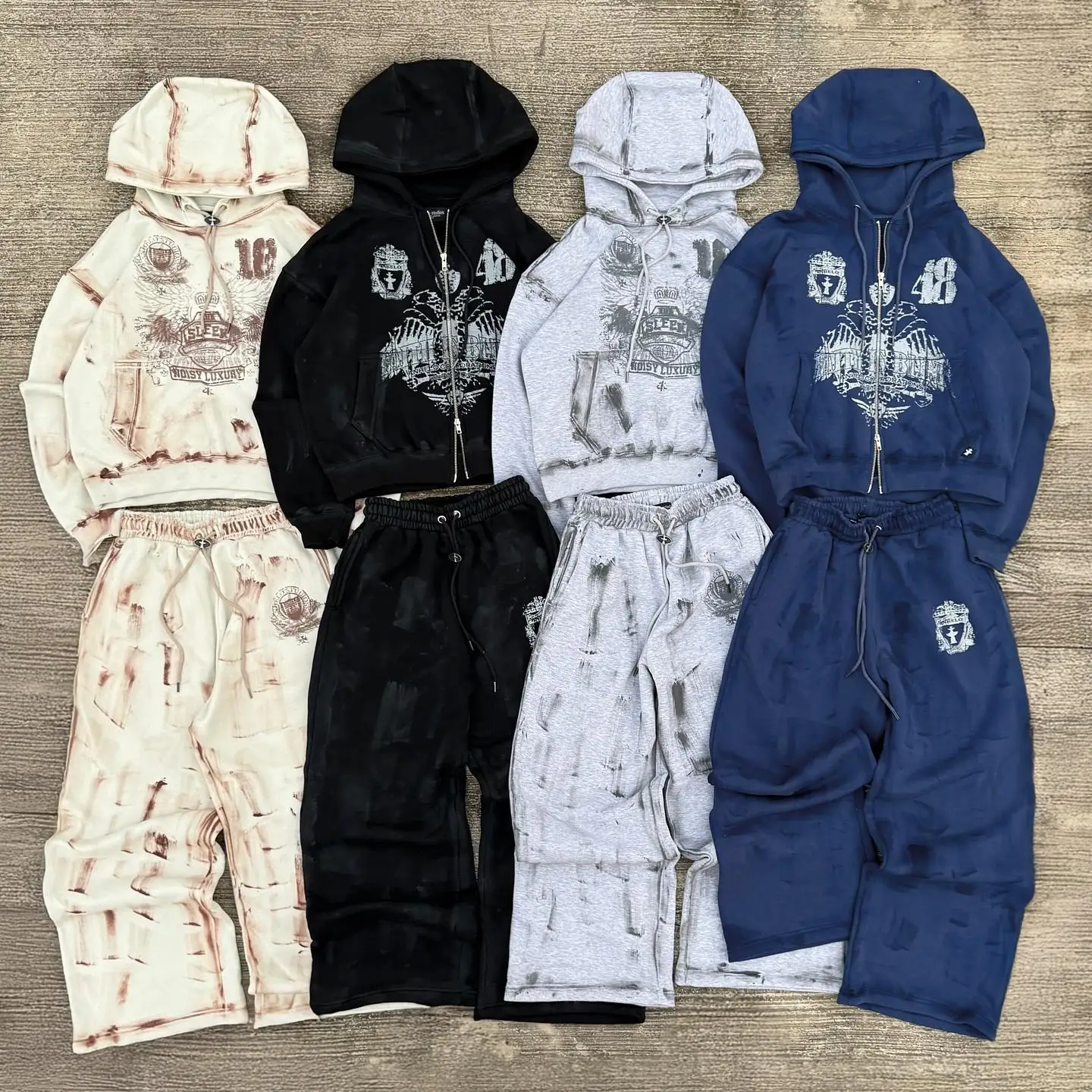 Přizpůsobitelná souprava streetwearu s potiskem síťovou tiskovou technikou – dýchavá, vintage, efekt „špinavého praní“, způsobující opotřebení, neformální sportovní kalhoty