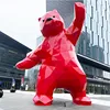 Escultura de oso rojo neto