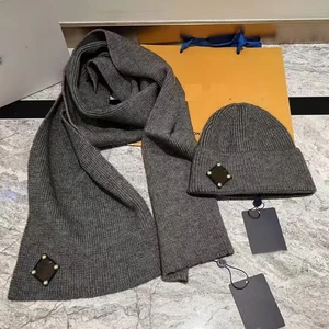 Designer Brand Knitted Hat, Slim Fit Wool Scarf, Hat Set, Unisex, Warm, Stylish, and Cold-proof, Wholesale.