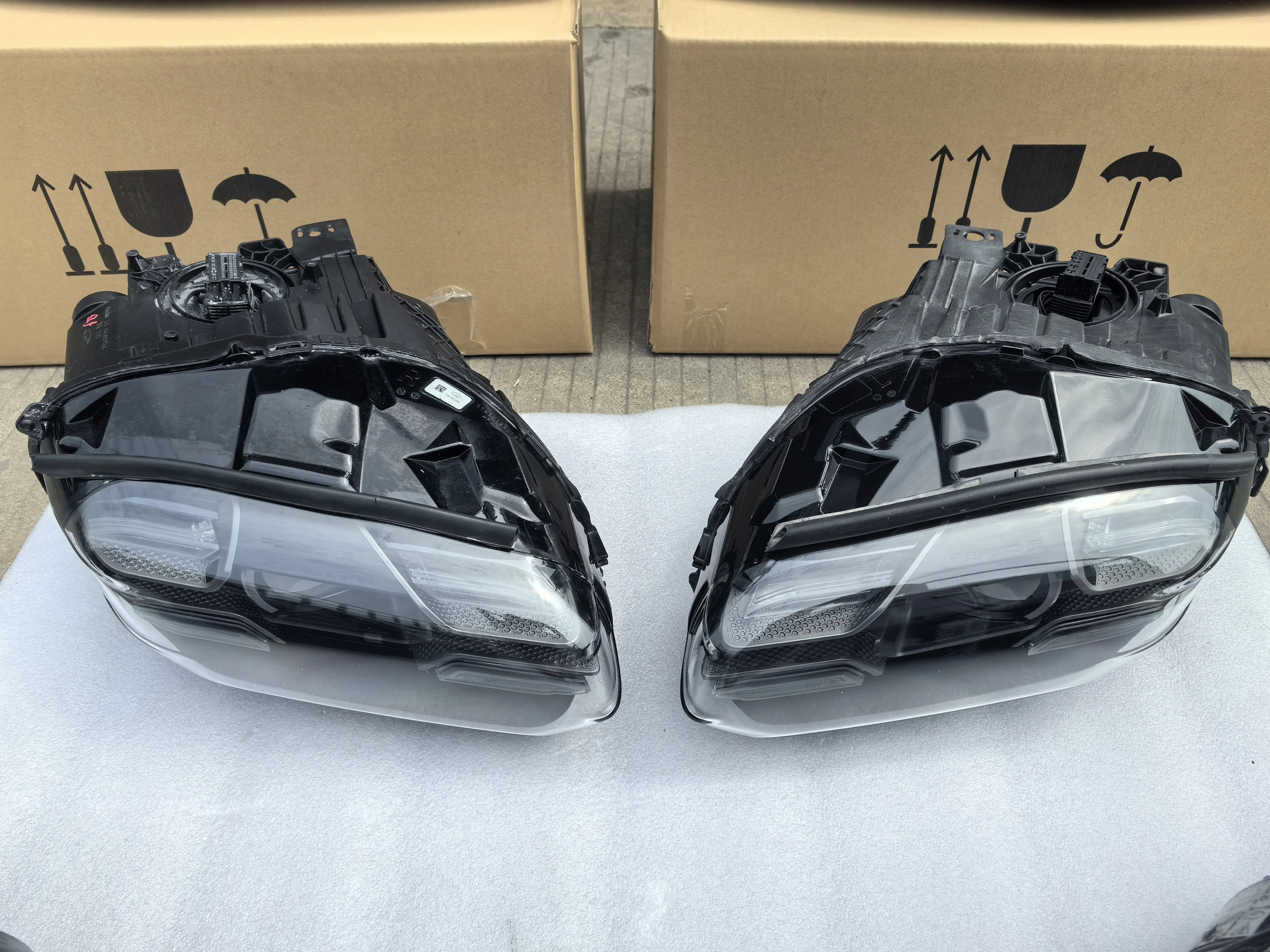 ポルシェ タイカン用 中古 LED ヘッドライト 9JA941060F 24V