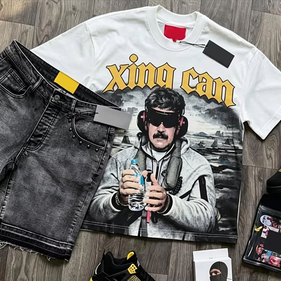 Zestaw męskich ubrań w stylu streetwear – ciężka koszulka z 100% bawełny z cyfrowym nadrukiem DTG, kroju boxy, w stylu vintage, wyblakła i luźna, oraz spodenki dżinsowe po praniu.