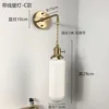 Lámpara de pared de cerámica con línea.