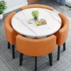 Silla redonda con patrón de imitación de piedra + tela naranja.