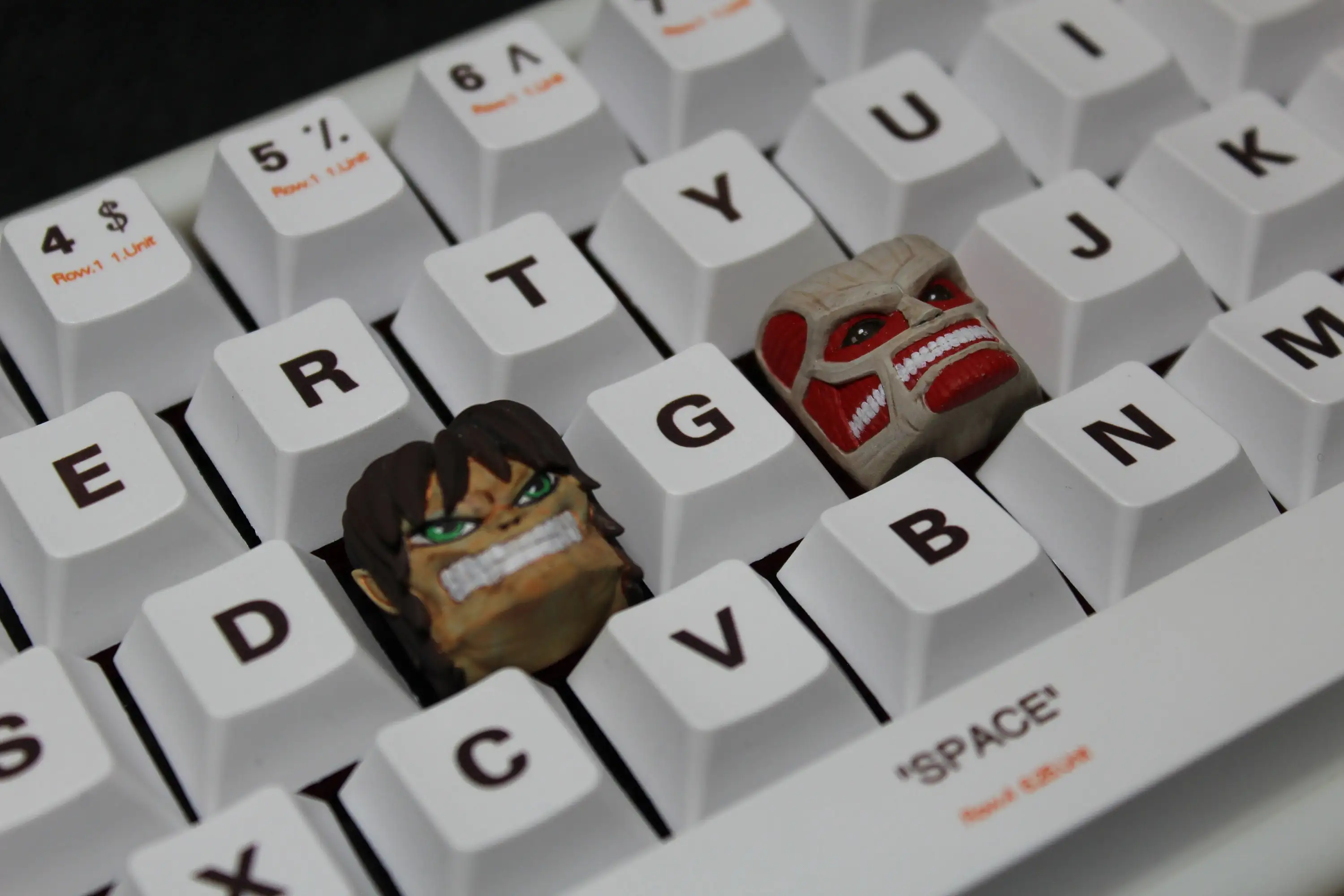 【新品・未開封品】★進撃の巨人 HIGROUND キーキャップ 超大型巨人 HIGROUND、リヴァイと超大型巨人の2モデルある”進撃の巨人”コラボの