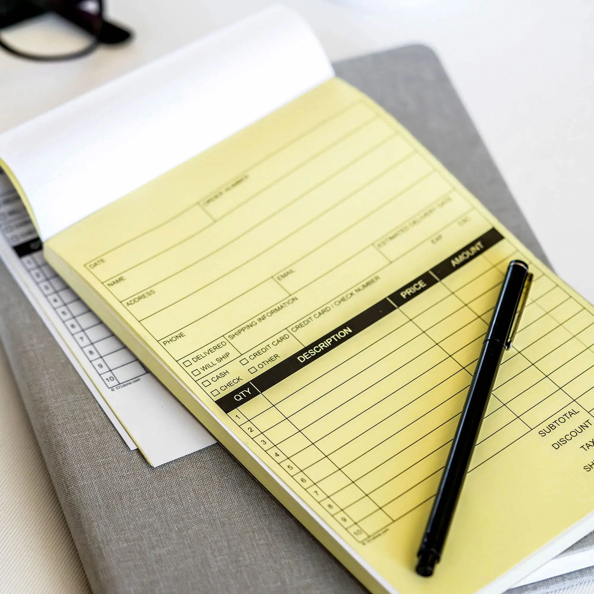 Customizable Tax Cash Receipt NCR Invoice Books Personalized Cheap Carbonless Copy Perfect Cardboard Serial Number Printing