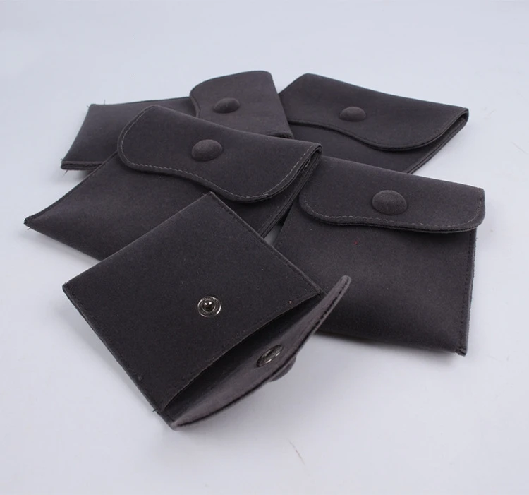 grey envelope bolsa