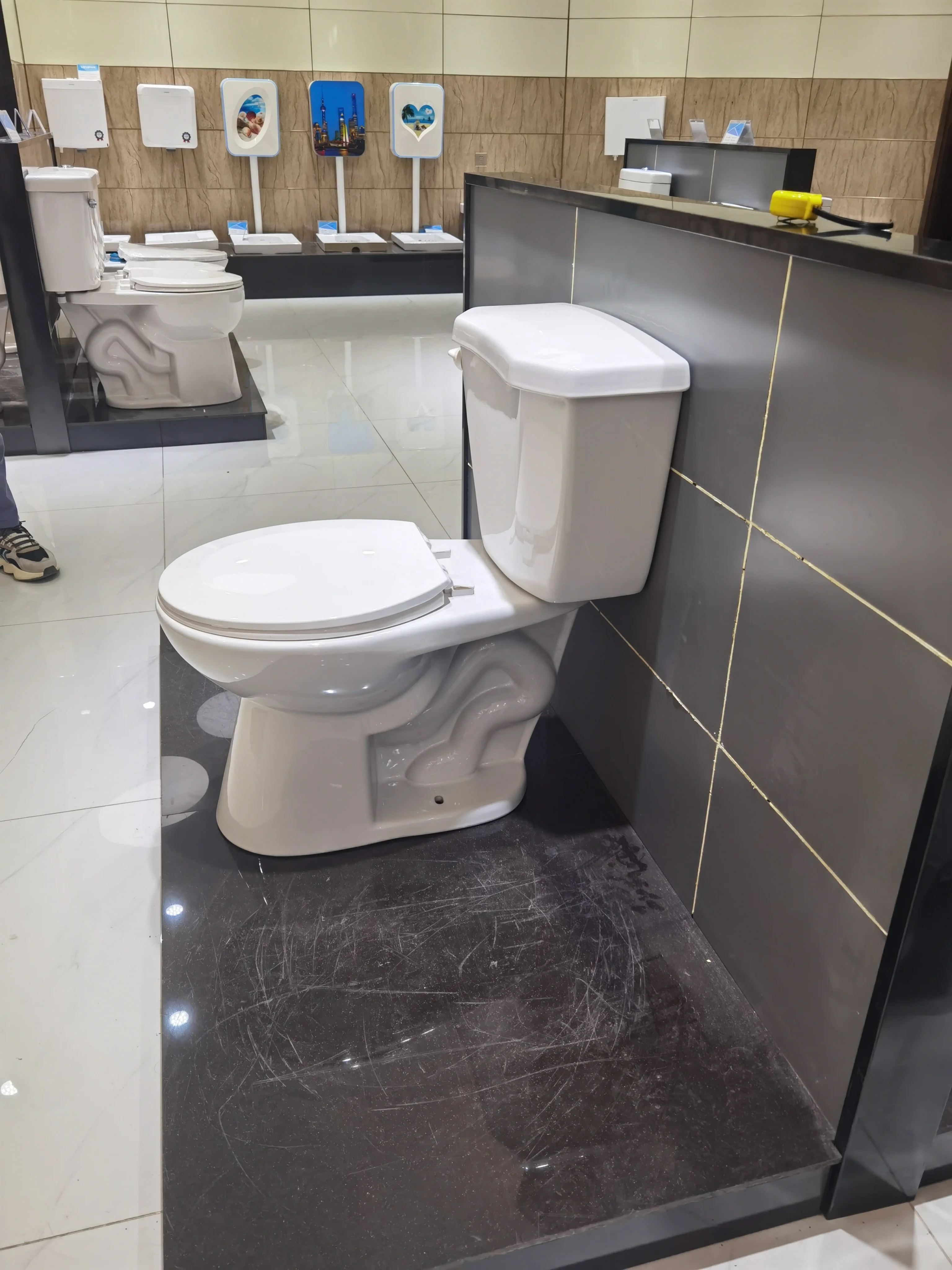 High Quality Ceramic Floor Mounted Front Lever 2pcs Toilet WC Washroom Siphon Flush Toilet Commode manufacture