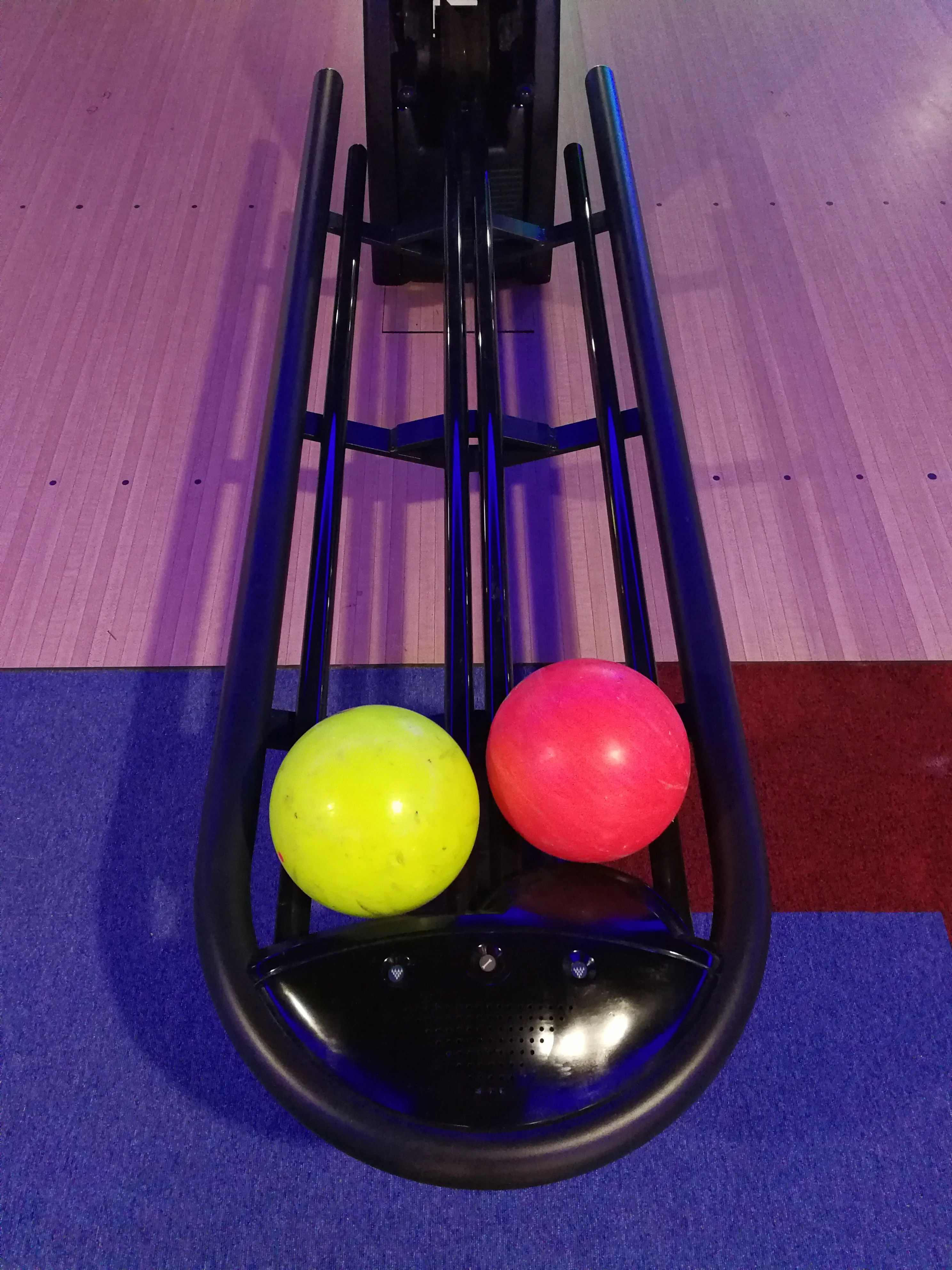 ボウリングボールのリターンフードとラックAMFとブランズウィックの