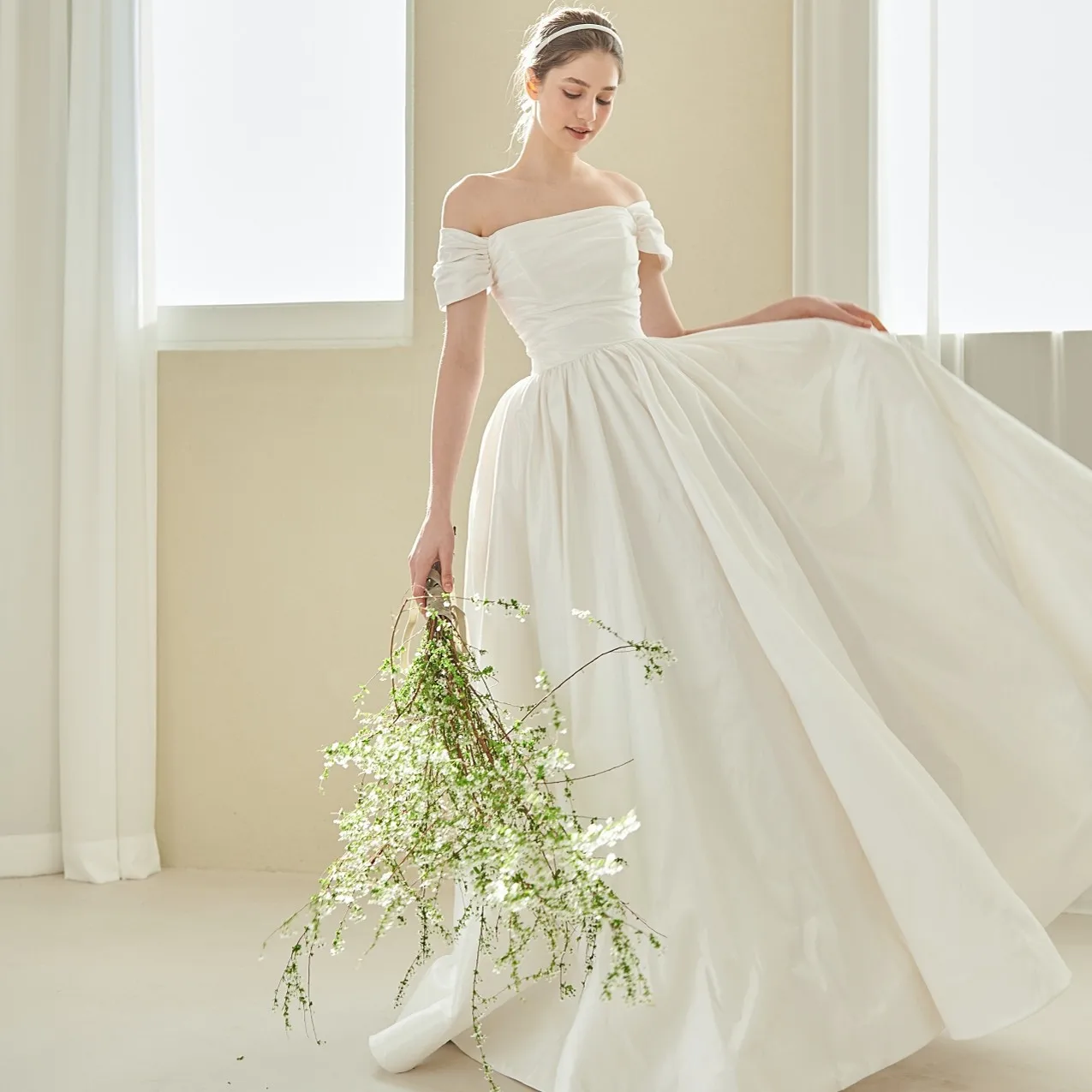 Customized Elegant Light Wedding Dress Retro Square Collar Simple  Engagement Trip Shoot Skirt Small Bride Floor-Length Veil