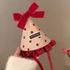 Chapeau à pois à carreaux rouges