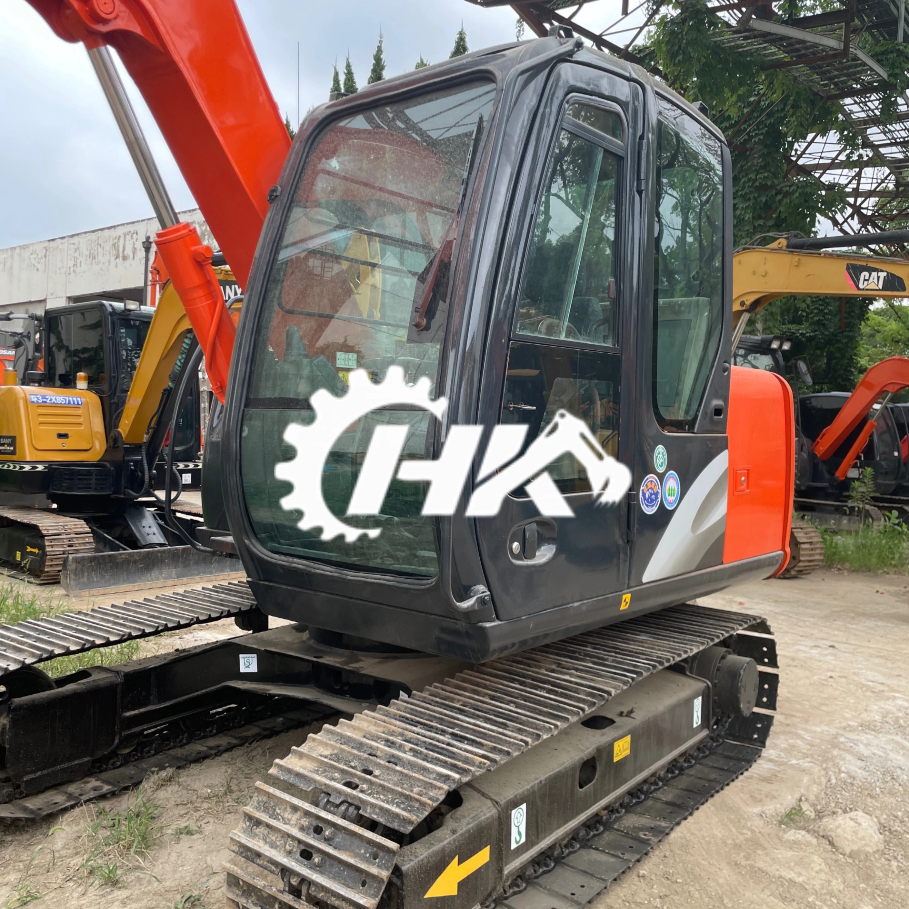 Глибше копаючи за допомогою екскаватора Caterpillar 320 CL