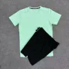 Maglietta verde chiaro + pantaloncini neri