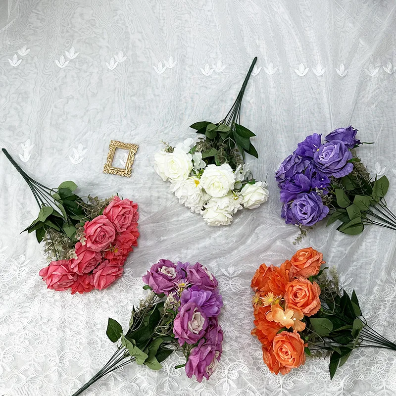 Voeg Elegansie En Romantiek Toe Met 'n Wit Roosblommuur