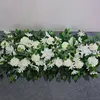 Composizione di rose bianche di buon auspicio a tema foresta
