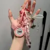 Colgante de chip con temática rosa