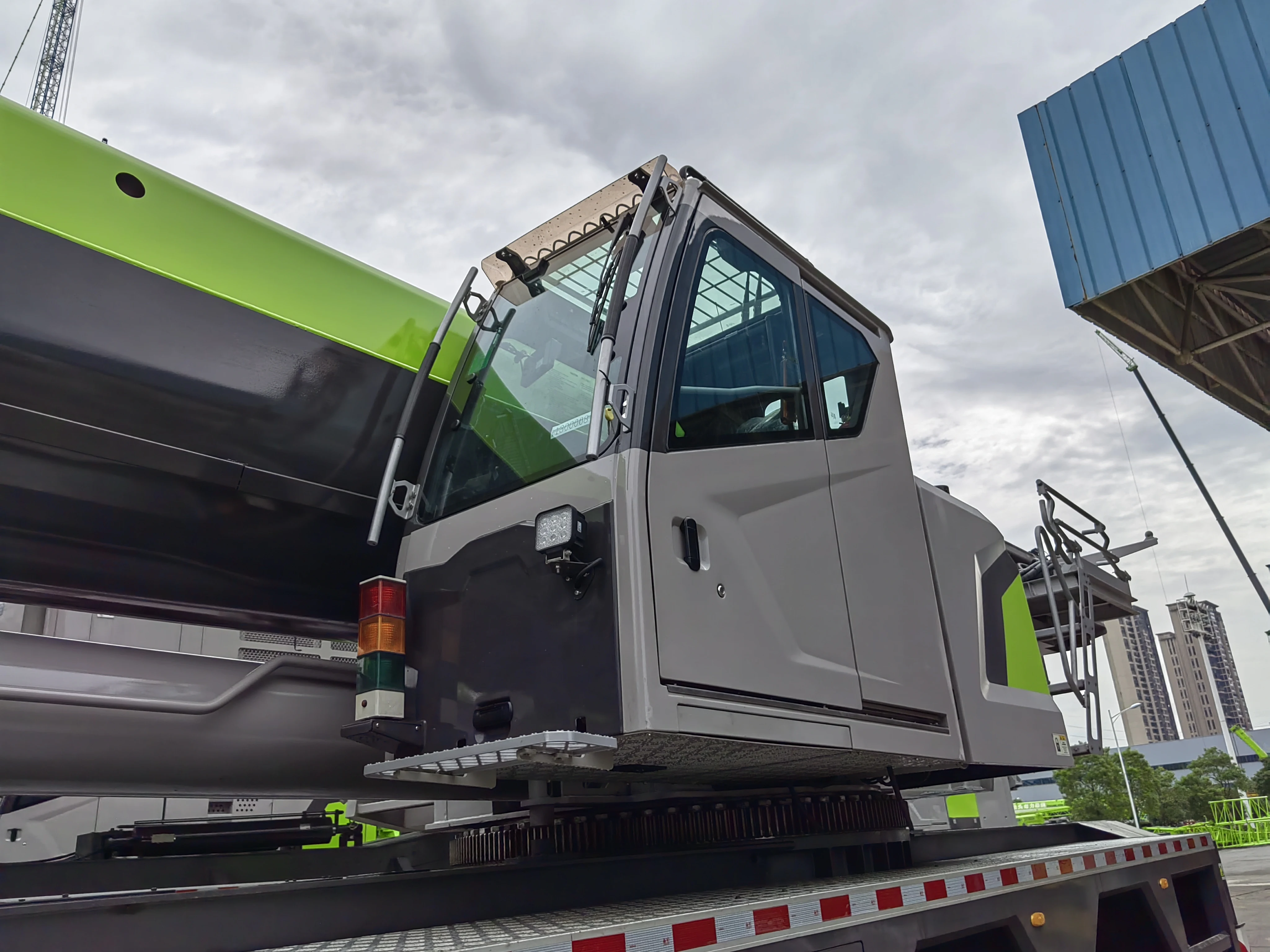 Zoomlion 130 Ton Mobile Crane ZTC1300A863 - High Load Capacity