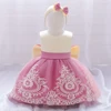 สีชมพูและสีขาว
