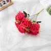 Un ramo de rosas rojas