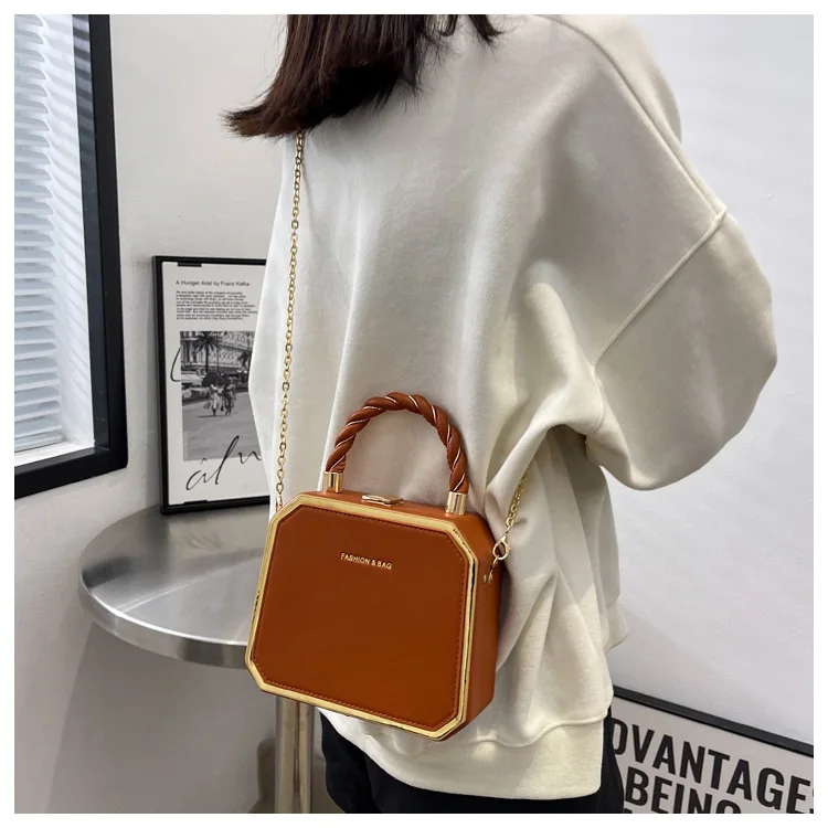 Lady Fashionable Handbag Simple Chain Embellished Mini Square Crossbody Bucket Bag Premium Polyester Lined Casual