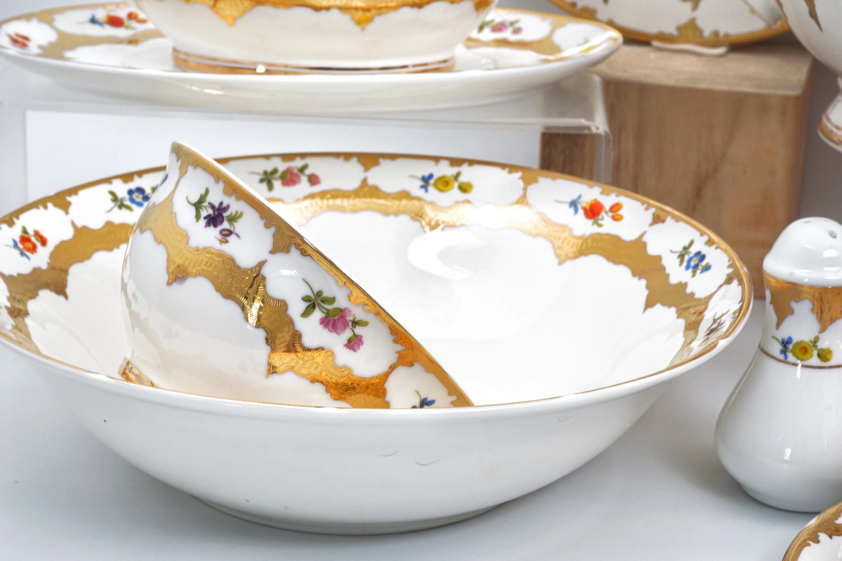 Embossed Gold Ceramic with Gold  Procelana 12 Person Russian Tableware Luxury Porcelain Dinnerware Dinner Sets