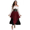 Haut blanc cintré à la taille et jupe midi rouge.