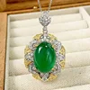 Colgante de calcedonia verde con cadena de eslabones cuadrados.
