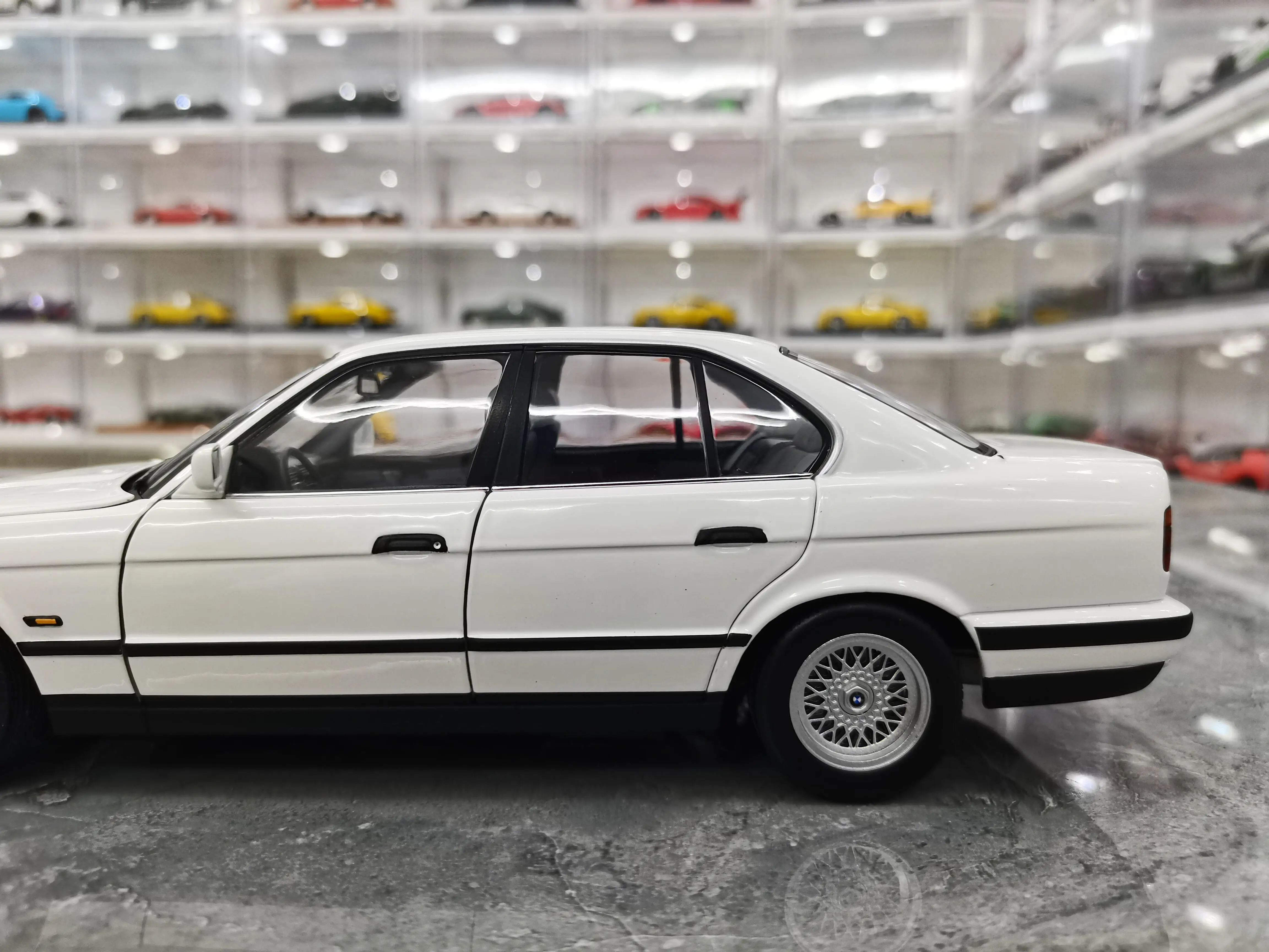 Alibaba.com: Minichamps 1:18 BMW 535i (E34) 1988 diecast alloy
