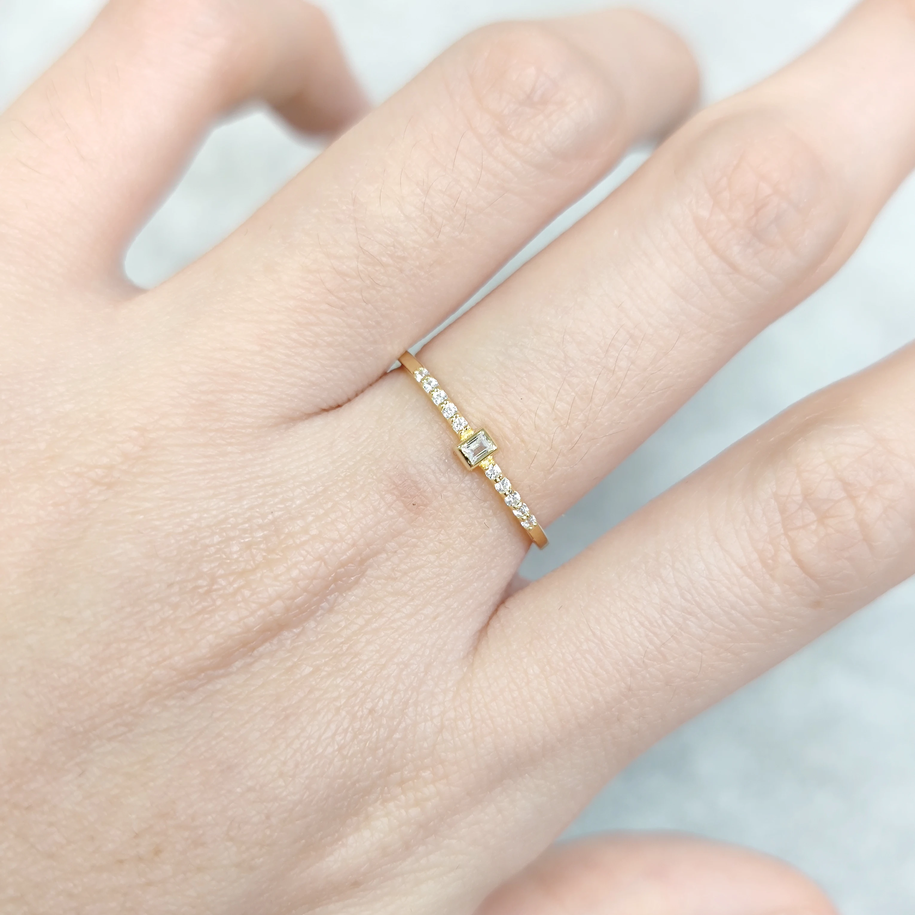 Anelli sottili di mezza eternità con cornice in pietra taglio