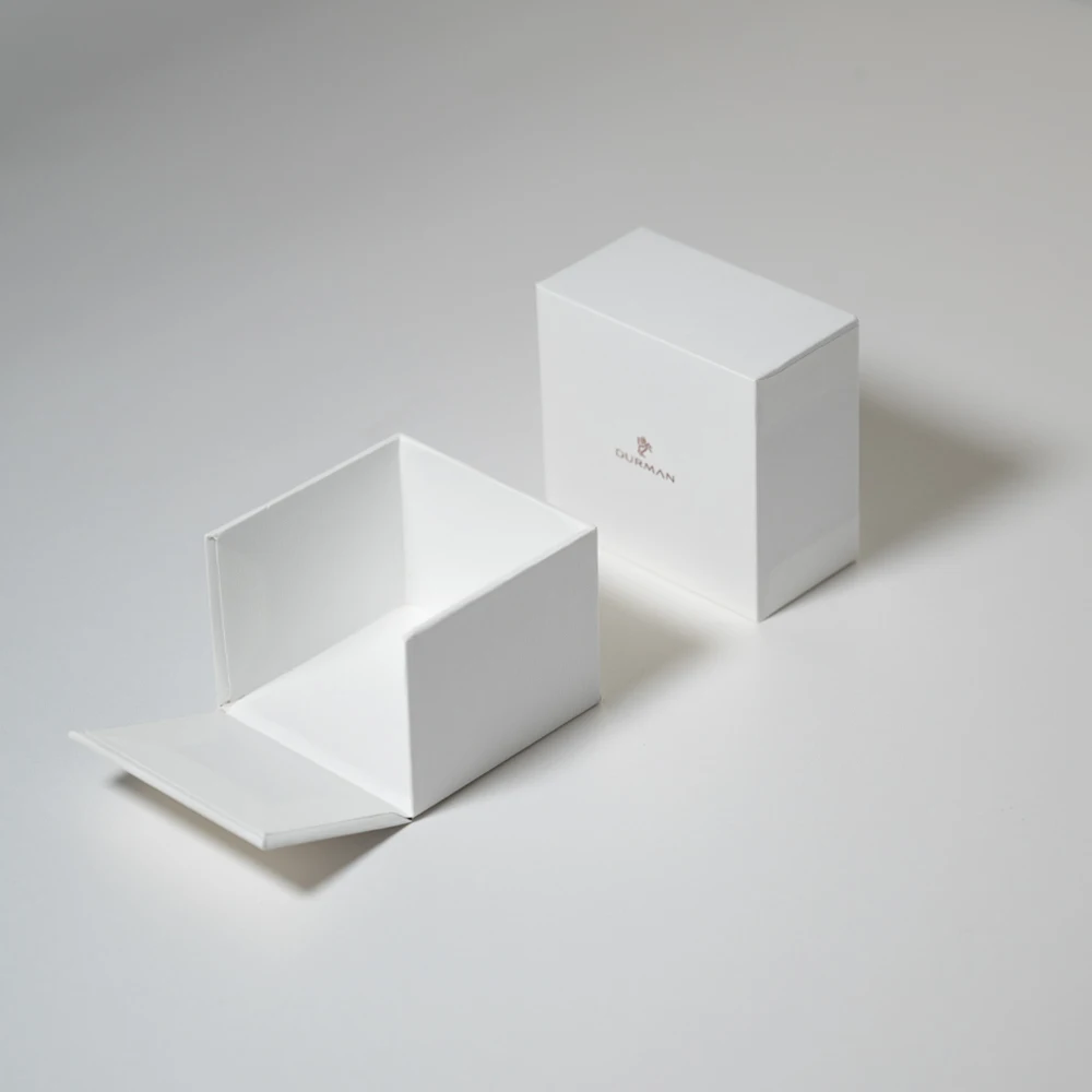 Nouveau Design Personnalisé Logo de Taille Dorure Couvercle et Base Un Côté Mobile Bijou de Bracelet Blanc avec Ruban