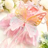 Falda arcoíris con mariposas y cintas.