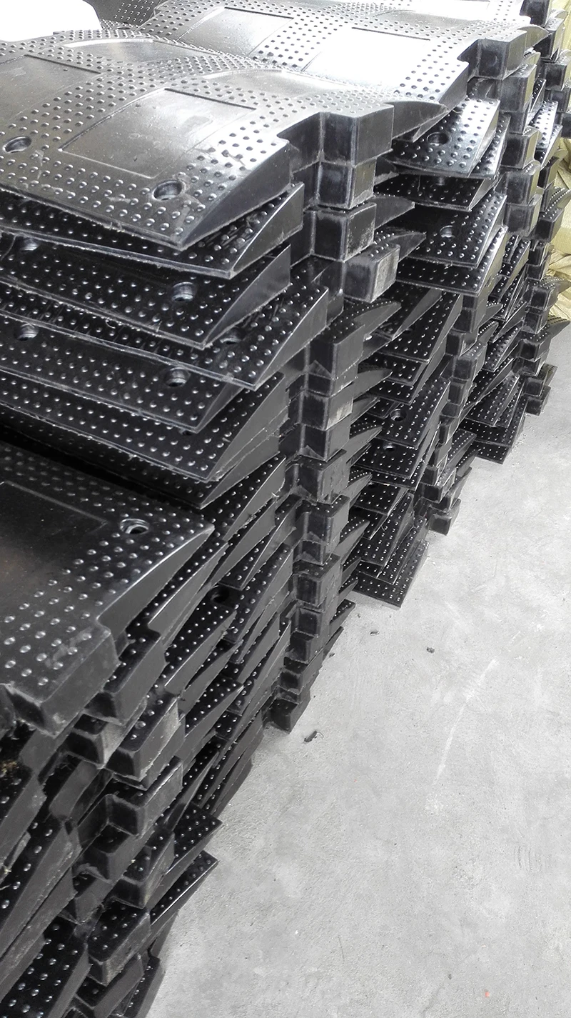 500X500X50mm High Intensity Yellow Black Heavy Duty Rubber Road Traffic Speed Bump factory