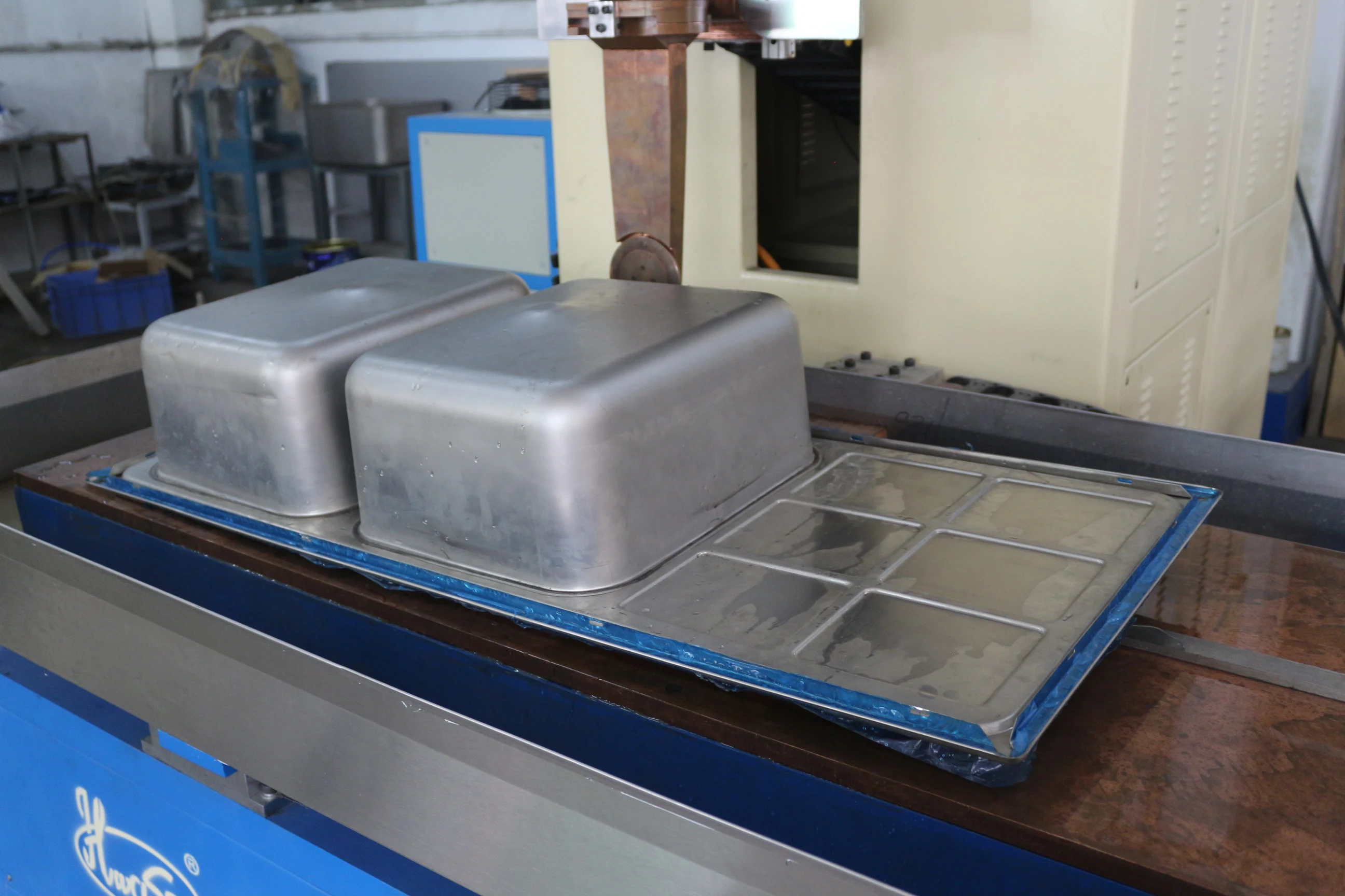 Производственная машина HWAHSI CNC для кухонной раковины из нержавеющей стали