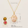 Collana rosa a forma di uovo con cuore all'interno